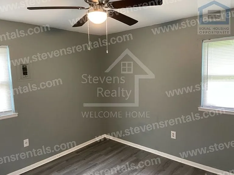 426 NW Greenmeadow Dr — Photo 9