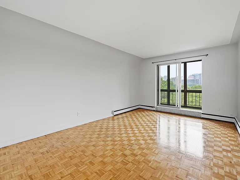 150 Charlton Ave W — Photo 3