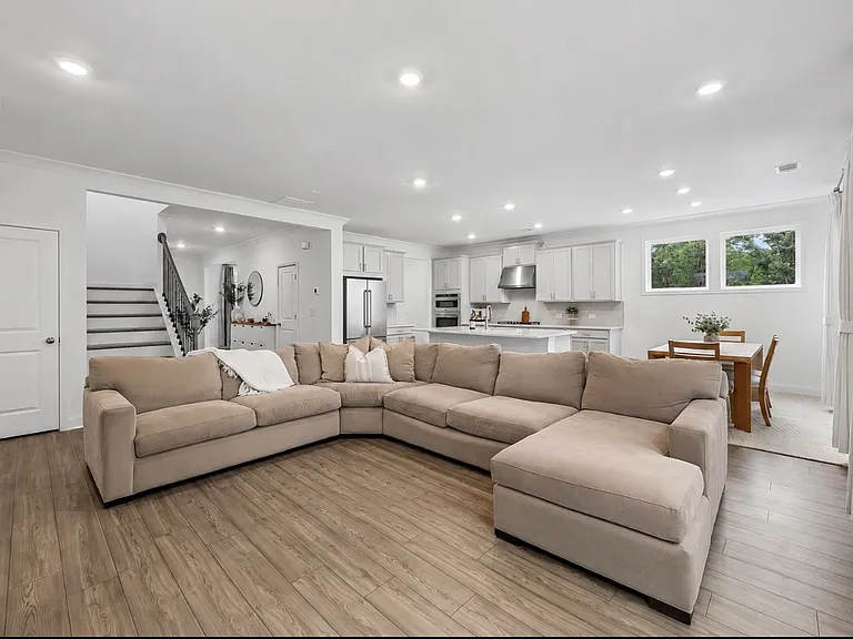3453 Hillyard Dr — Photo 11