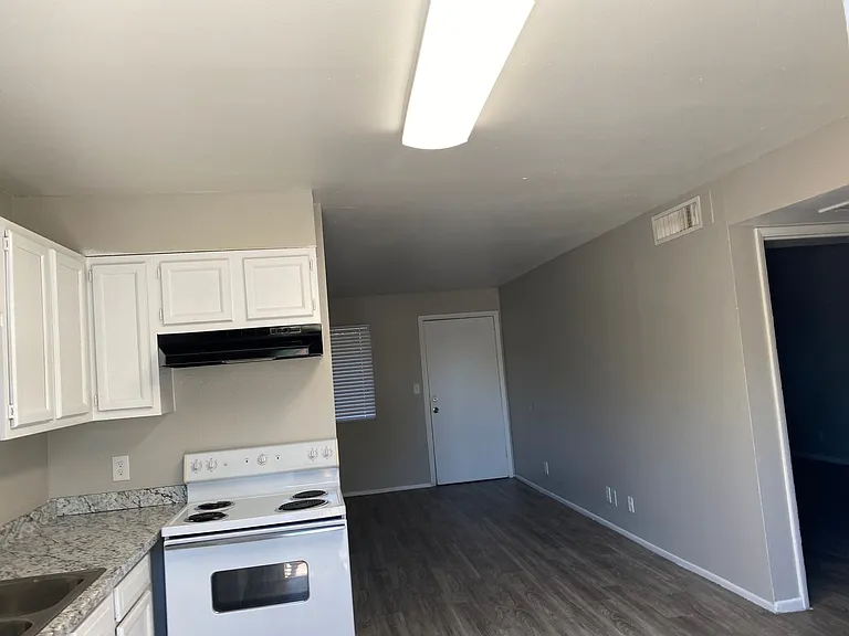2414 W Devonshire Ave — Photo 24