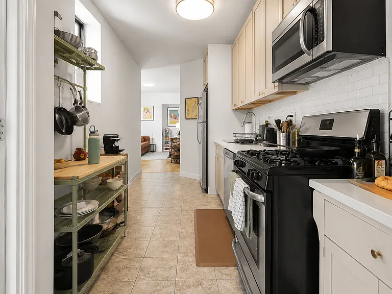 851 Hart St #2 — Photo 8