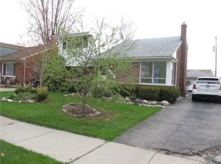 31260 Mackenzie Dr, Westland, MI 48185