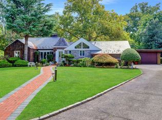 162 Woodbine Rd, Roslyn Heights, NY 11577