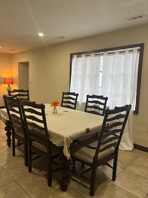 4 bed, 2.0 bath, 1600 sqft, $819 — Photo 2