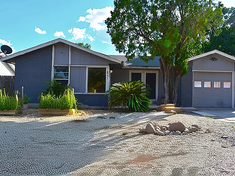 505 Oak Dr — Photo 1