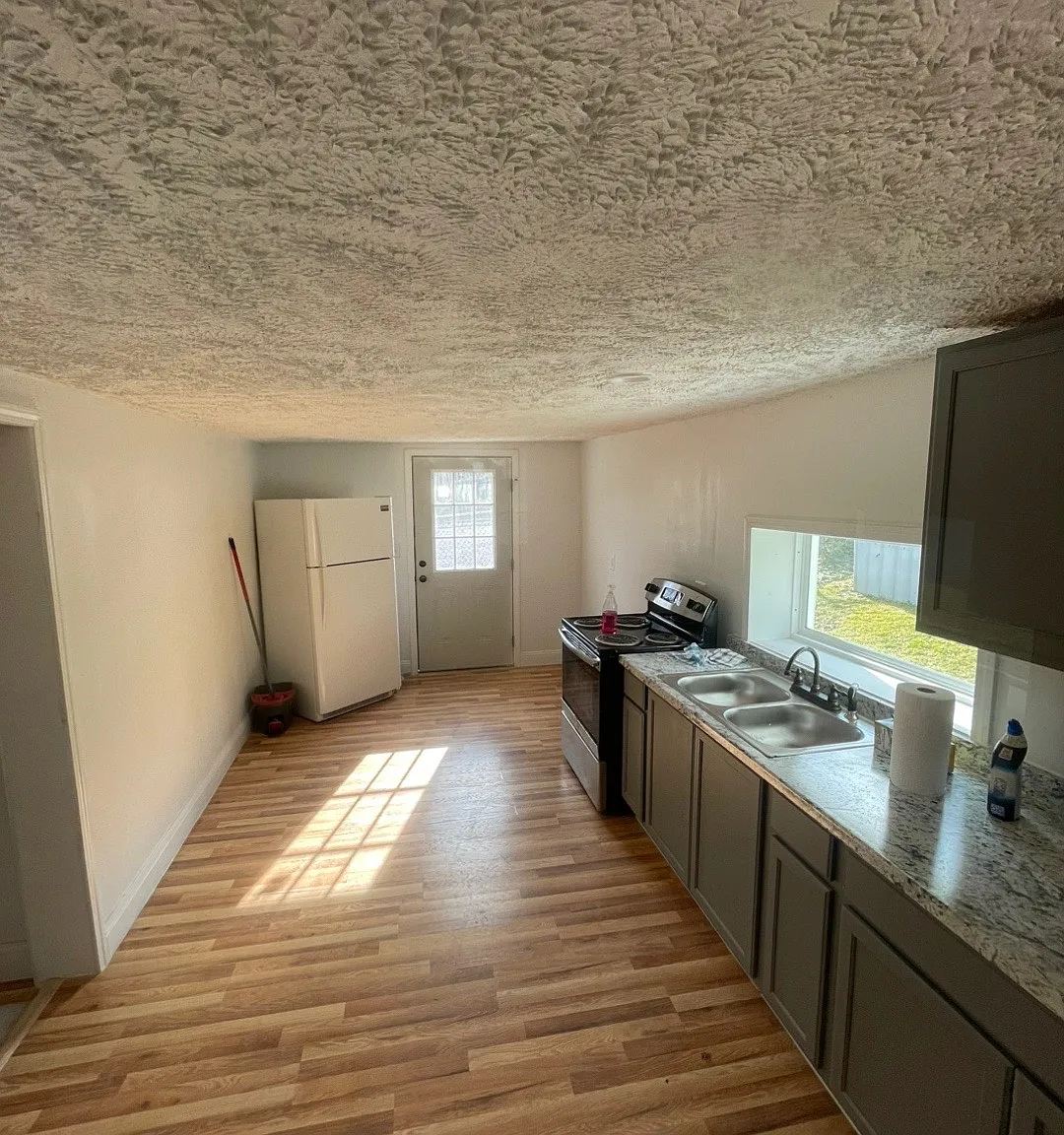 3 bed, 864 sqft, $900 — Photo 3