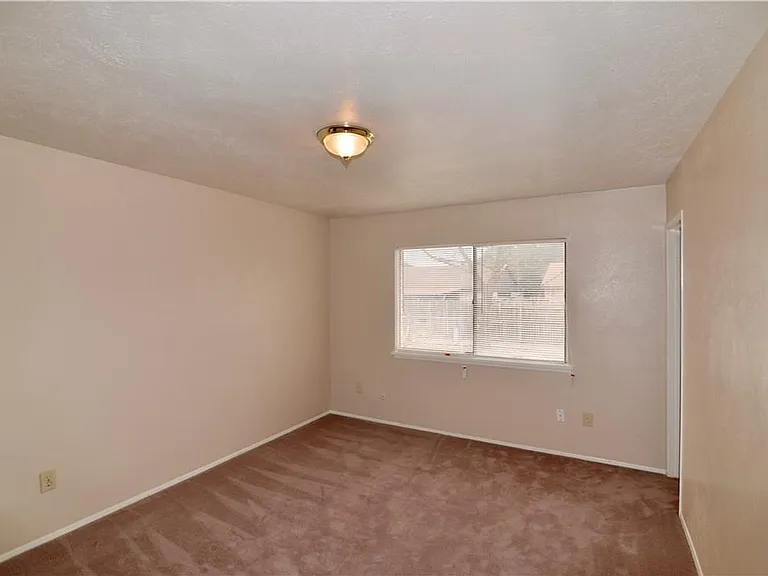 556 Hanover Dr — Photo 4