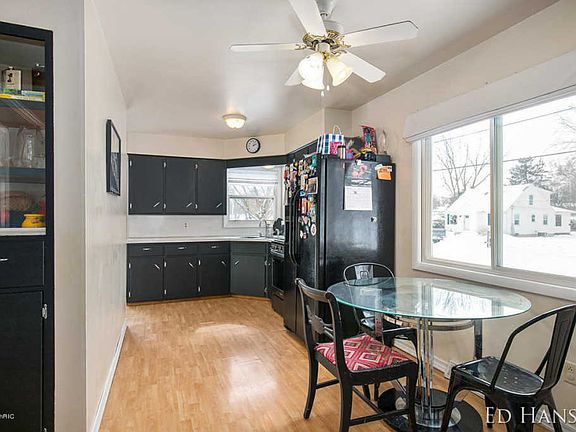 4th image of 3864 Grape Ave NE