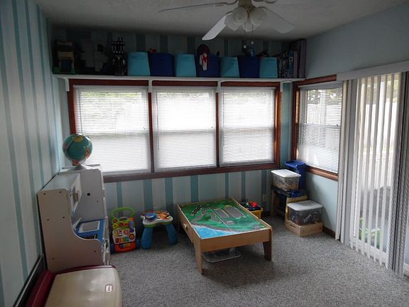 4th image of 706 N Maxine Dr