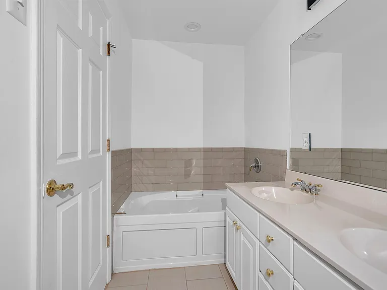 451 Albany Ct — Photo 17