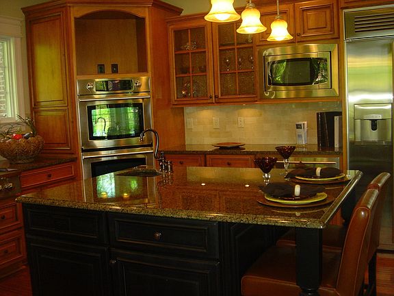 Kitchen island seating and prep area- Clever TV niche for viewing 