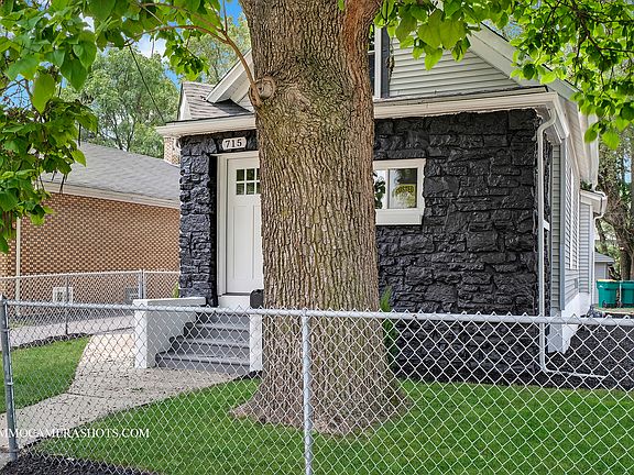 4th image of 715 S Joliet St