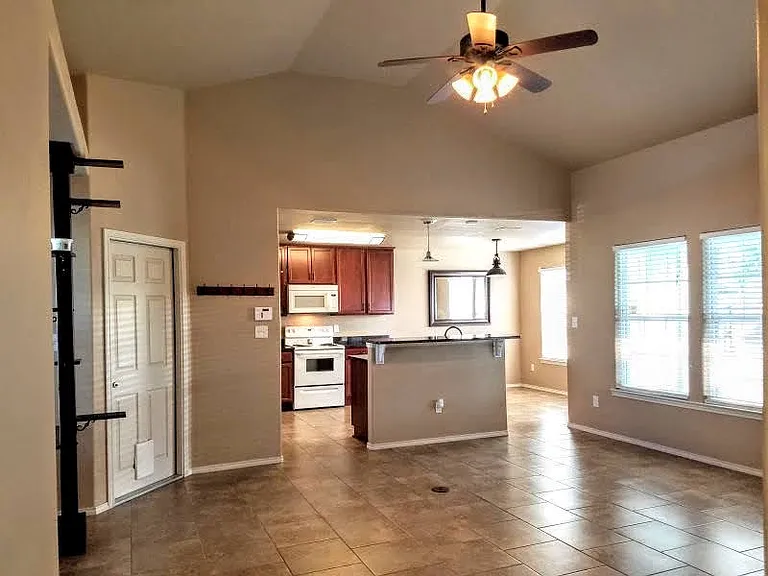 124 Pecan Harbor St — Photo 4