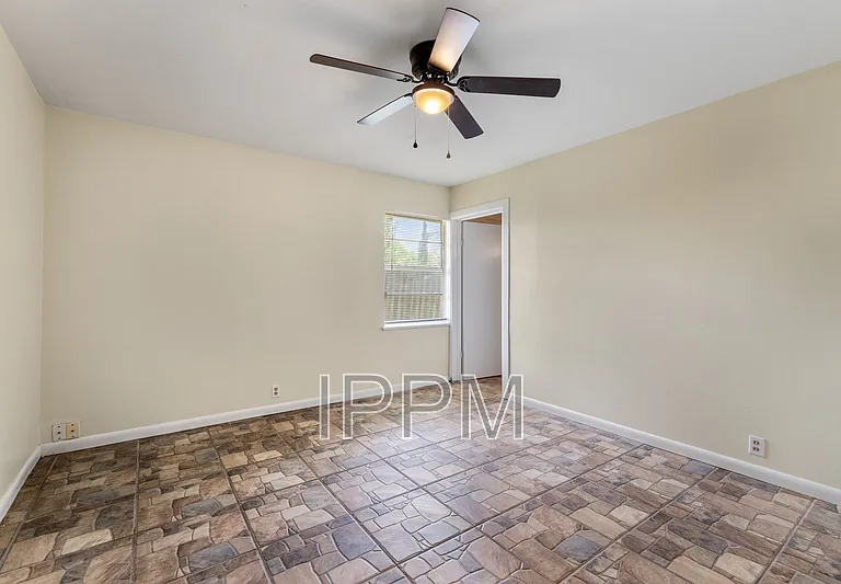 914 E Carrol St — Photo 10