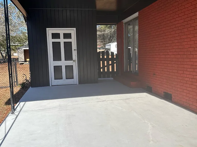 717 Dogwood Ln — Photo 3