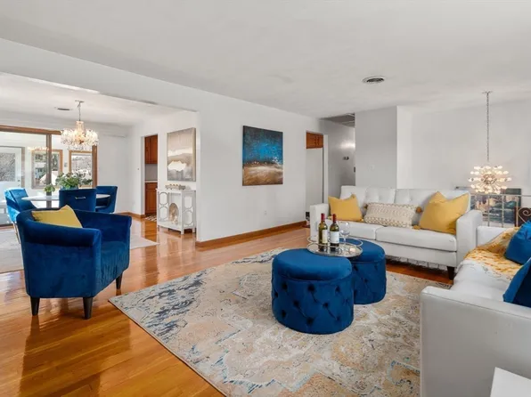 8 Sycamore Ln, Saugus, MA 01906