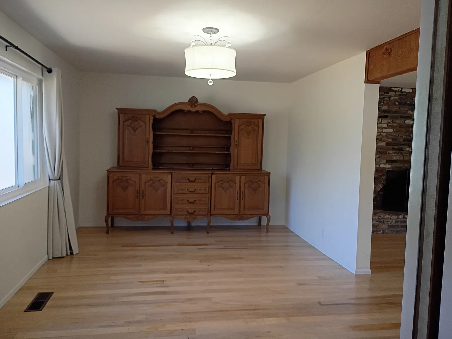 4 bed, 2400 sqft, $6,000 — Photo 2