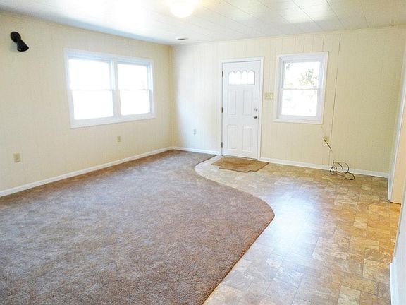 Foyer & Living Area