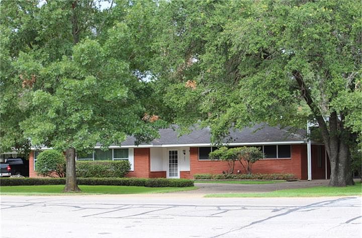 1st image of 1004 N Circle Dr