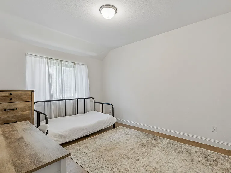 685 Coleman St — Photo 4