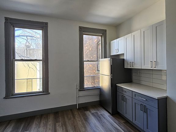 3rd image of 1144 Summit Ave APT 2