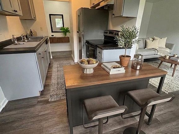 3rd image of 595 Wagner Dr #7