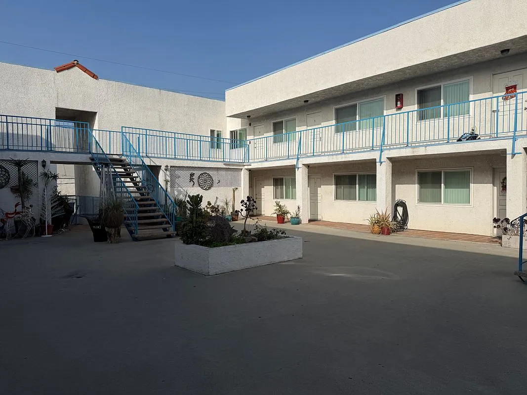 2 bed, 1.0 bath, 875 sqft, $2,395 — Photo 2