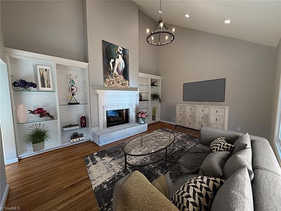 3rd image of 2528 Treetop Ln