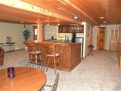 Large Family room w/wet bar
