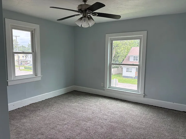 127 & 129 E Walnut St — Photo 9
