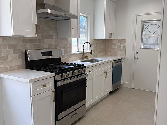 4th image of 11610 Oxnard St #6
