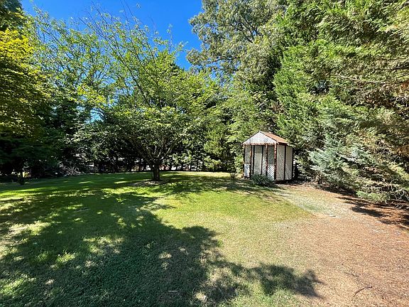 3rd image of 224 Crestwood Dr