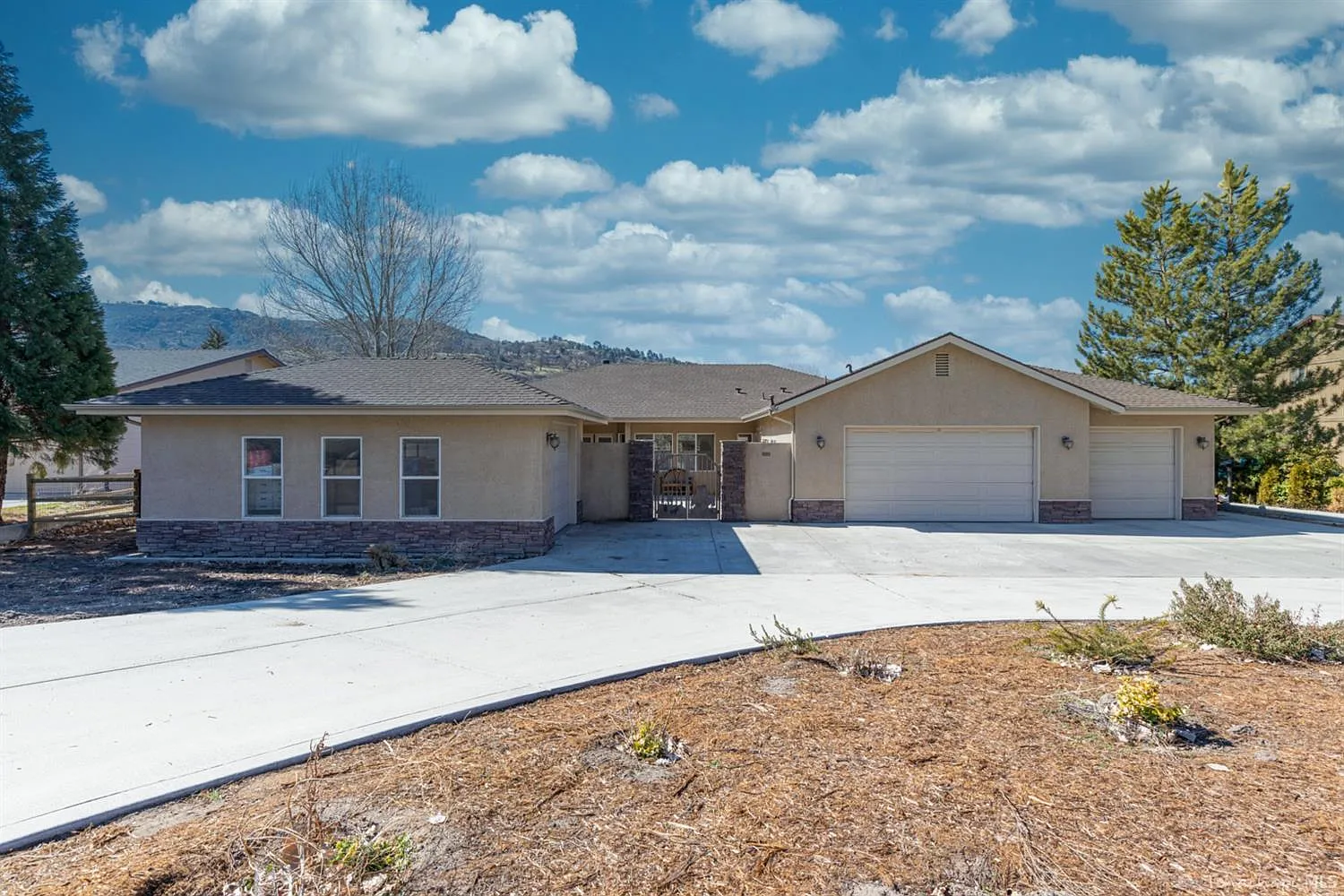 23481 Lakeview Dr photo 1