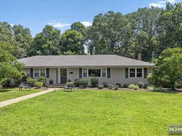1033 Sioux Ln, Franklin Lakes, NJ 07417