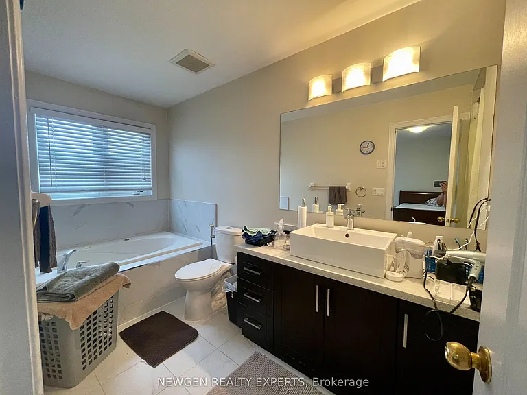 42 Crystalview Cres #UPPER — Photo 16