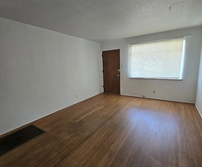 5010 Roma Ave NE — Photo 3