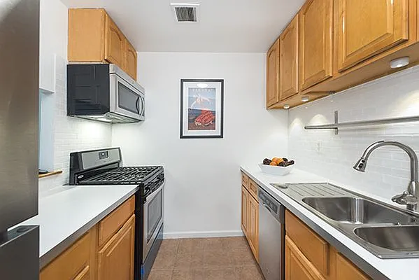 Rented by Perry Associates NYC Inc | media 20