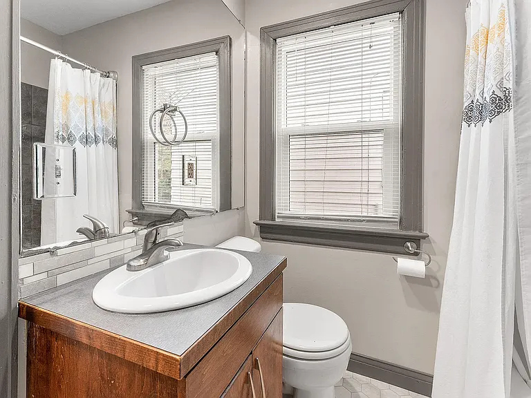 640 S Kentwood Ave — Photo 7