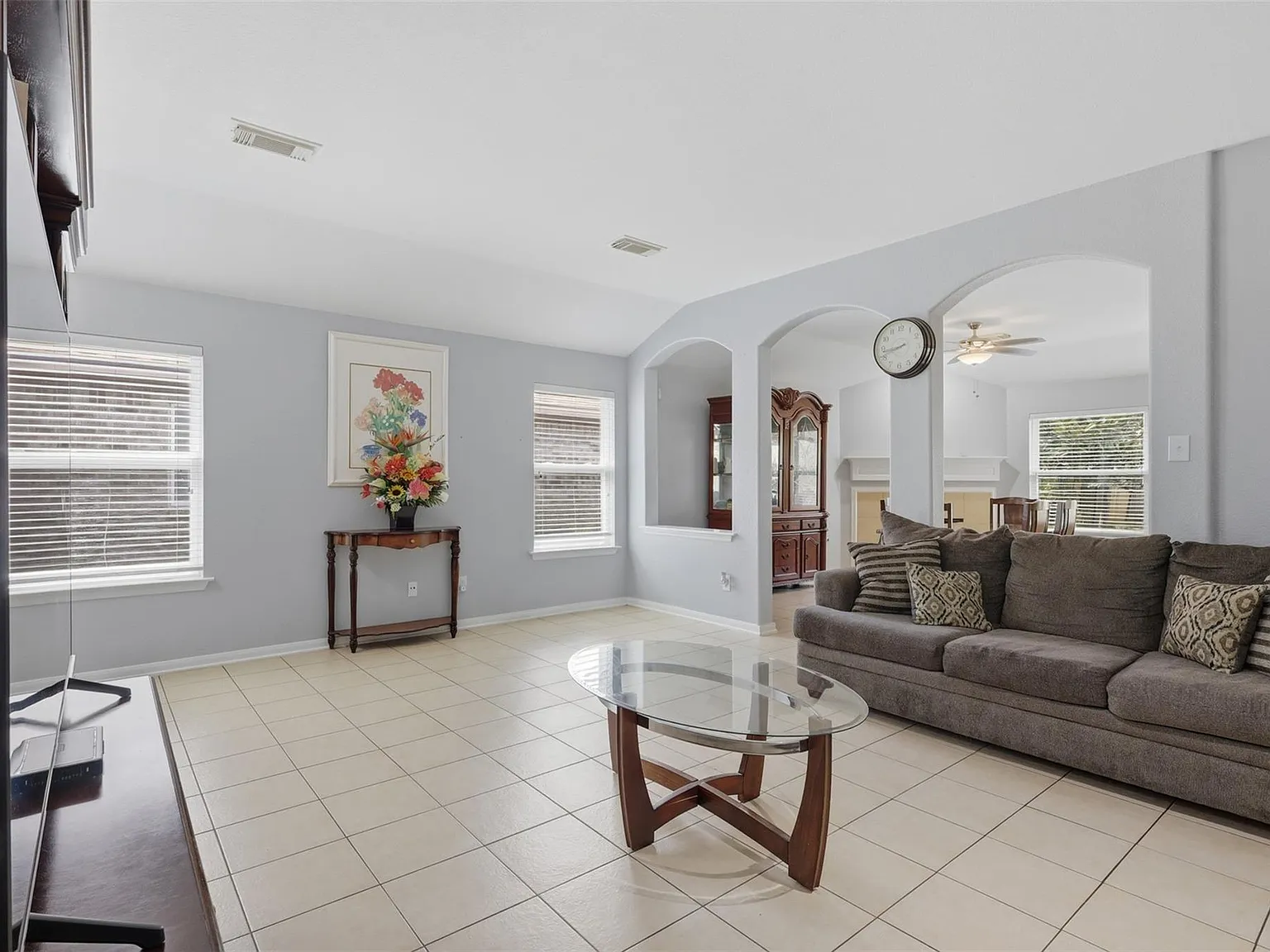 3 bed, 2.0 bath, 2270 sqft, $1,990 — Photo 2