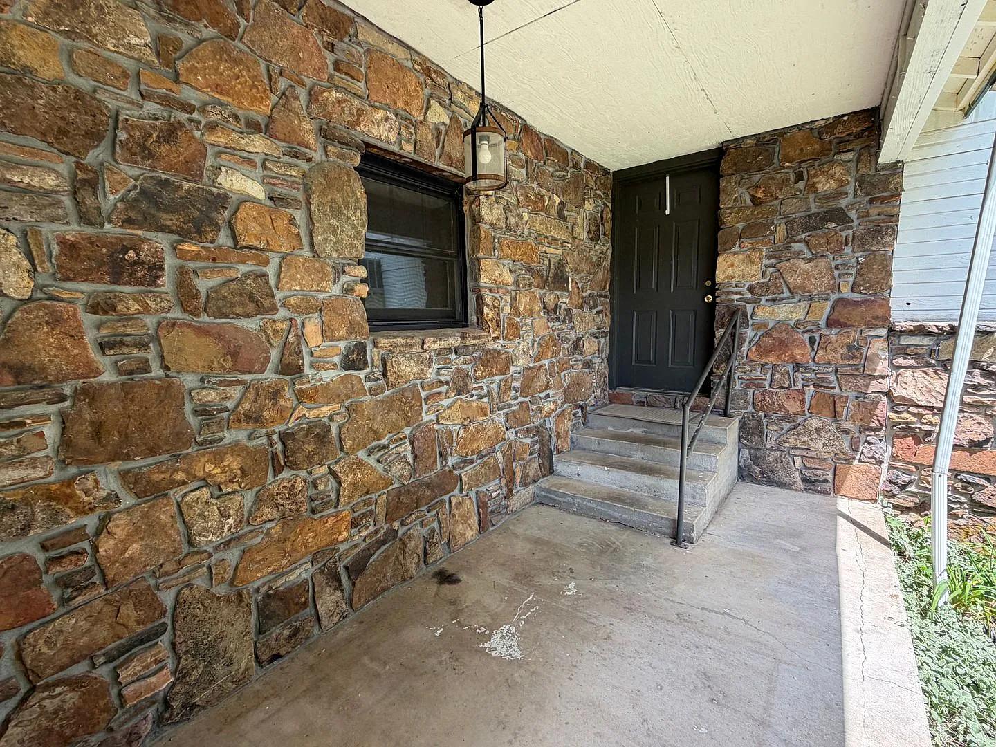 Country Living: 3 Bedroom and 2 Bathroom Home Newly Renovated — Photo 3