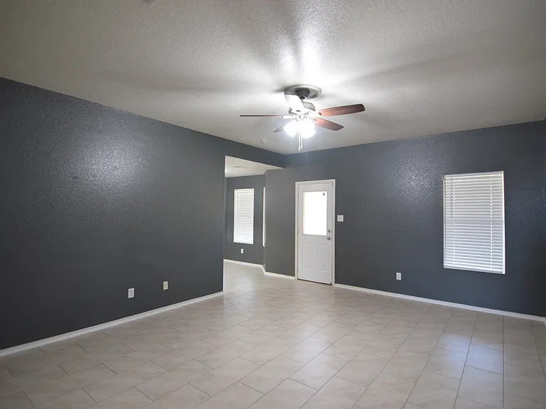 401 Dixon Dr — Photo 11