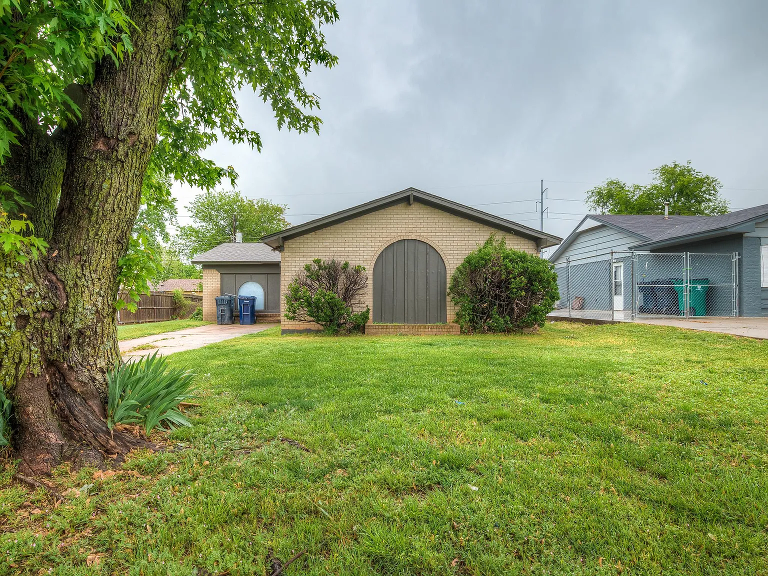 3 bed, 1.5 bath, 960 sqft, $1,045 — Photo 1