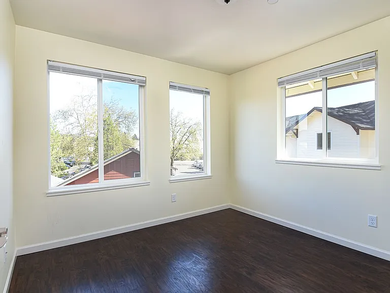 1960 NW Taylor Ave — Photo 23