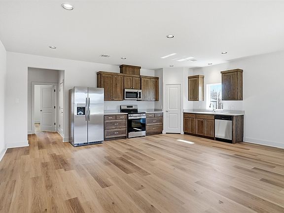 4th image of 309 Railroad Ave