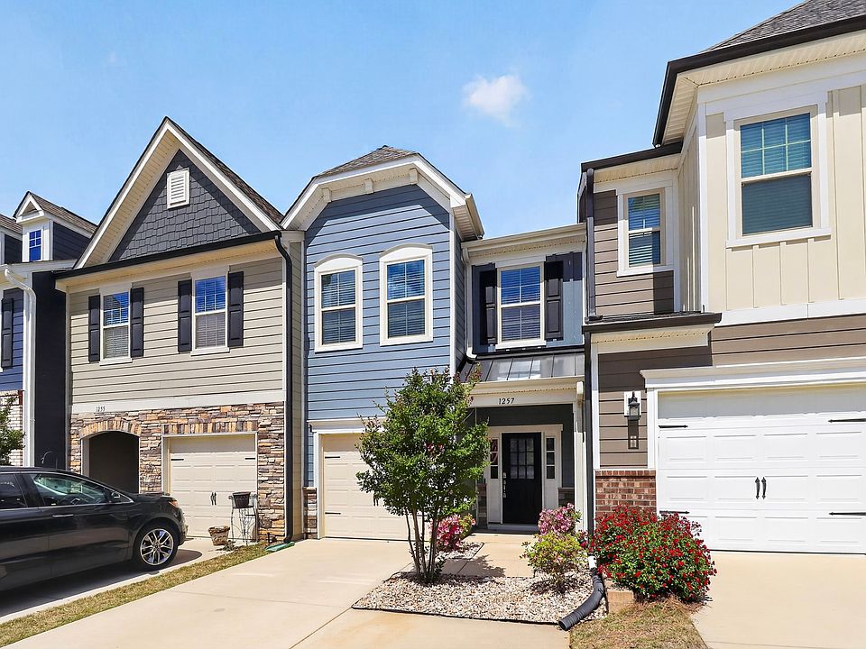 Front covered porch and 1 car garage