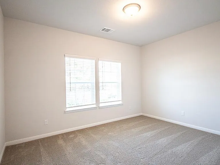 129 Winding Hollow Ln — Photo 7