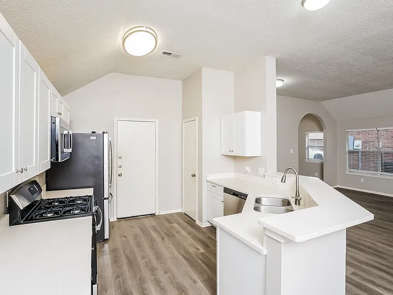 5200 Rockwood Dr — Photo 7