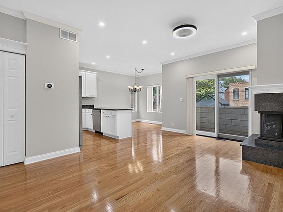 3rd image of 2136 W Evergreen Ave APT 1B