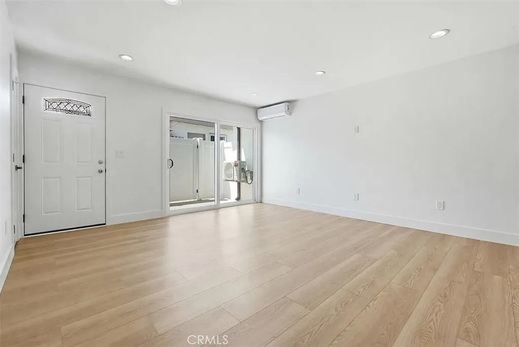 2 bed, 950 sqft, $3,000 — Photo 2