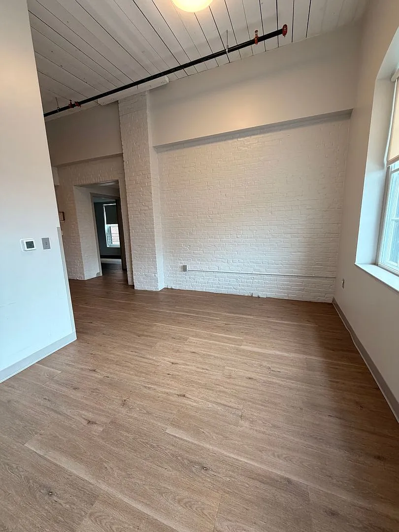 Dewitt Block, Rare 2 Bed/1 Bath Apartment Available Immediately - $1,866 - All Utilities Included — Photo 4